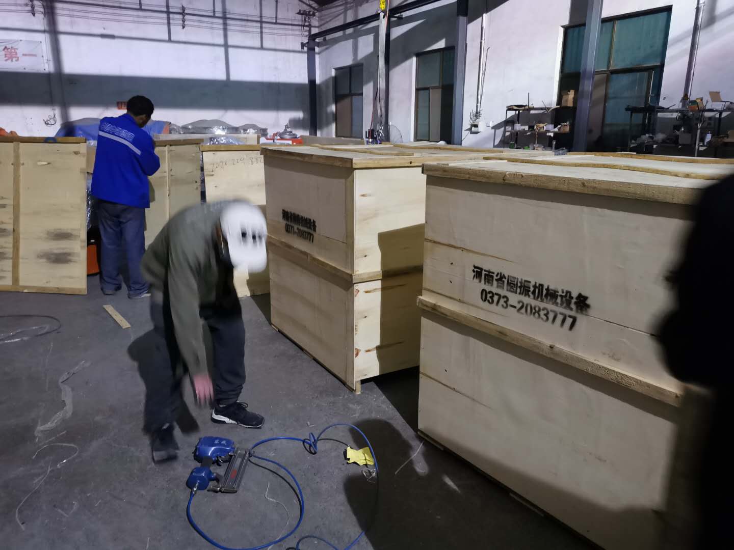 高鎳材料專(zhuān)用振動(dòng)篩打包發(fā)貨中